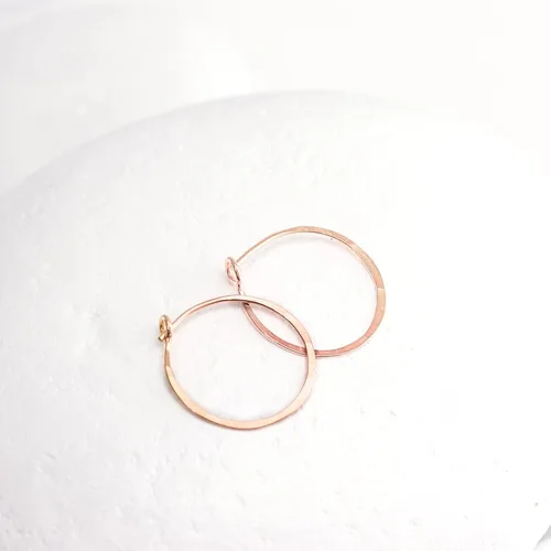 Miniatura 25 de Aretes de aro finos martillados, elegantes plata esterlina geométrica sólida, relleno de oro y relleno de oro rosa; para mujer por Lotus Stone