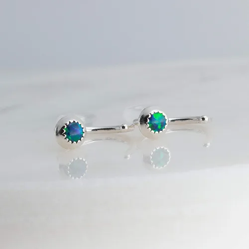 Miniatura 4 de Half Huggie - Aretes de aro de plata para mujer, aretes pequeños para cartílago, piedra natal, hipoalergénicos, con parte trasera de rosca