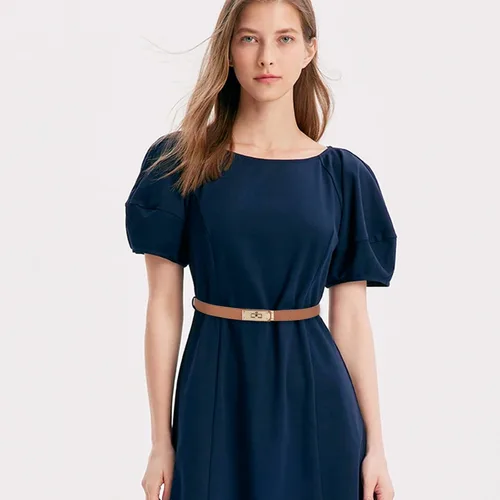Miniatura 58 de Cinturón de cuero clásico con hebilla de metal para mujer con vestido de jeans