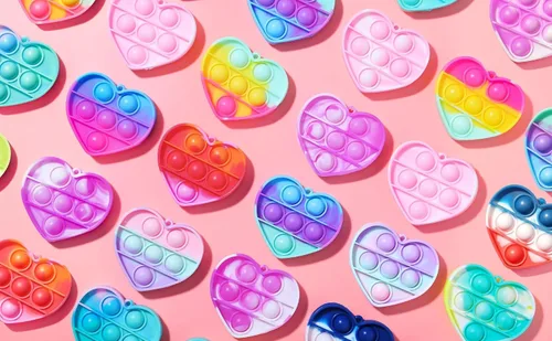 Miniatura 8 de Qinline Paquete de 30 regalos de cumpleaños para niños – Mini juguete antiestrés de corazón con tarjetas de regalo para niños y niñas, regalos