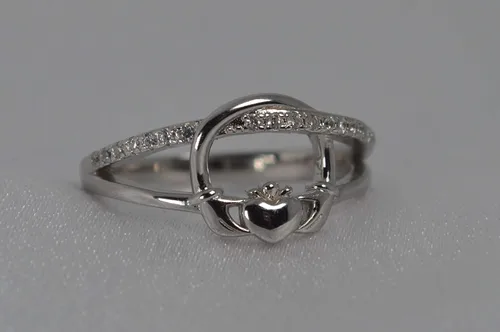 Miniatura 8 de Womens Irish Traditional Claddagh Ring 925 Sterling Silver Cubic Zirconia Statement Ring Love Loyalty and Friendship Heart