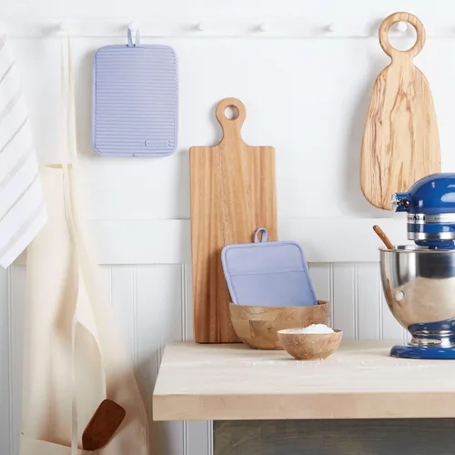 Miniatura 2 de KitchenAid - Juego de agarraderas de silicona suave y acanalada, lavanda crema, 7 x 9 pulgadas Crema de lavanda