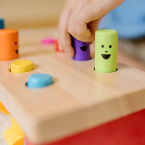 Miniatura 6 de Melissa & Doug, juguete de taller de madera con maza, Banca golpeada, Multicolor