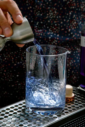 Miniatura 5 de The Hive - Vaso mezclador de cóctel - Jarra mezcladora de barra martillada de panal - Sin costuras y hecha a mano de cristal de cristal, 18.6 fl oz