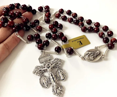 Miniatura 9 de Elegantmedical - Rosario de cuentas de sándalo rojo grande hecho a mano con rosario y cruz pardena, color plateado