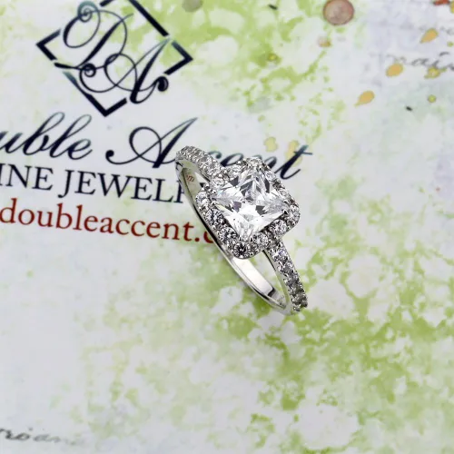 Miniatura 2 de Double Accent Anillo de compromiso solitario de plata de ley con circonita cúbica de corte princesa de 0.354 in (talla 5 a 10)