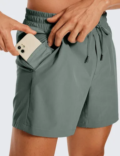 Miniatura 3 de CRZ YOGA Pantalones cortos de entrenamiento sin forro para hombre, ligeros, de secado rápido, para correr, deportes, gimnasio, con bolsillos