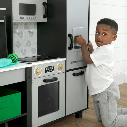 Miniatura 14 de Delta Children - Cocina de juguete Gourmet Todo en Uno de Rincón - Juego de cocina con estufa segura y sin calor con luces, horno, fregadero, Gris