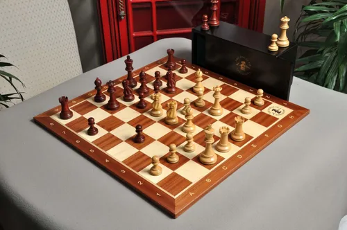 Miniatura 13 de The Library Grandmaster Juego de ajedrez, caja y combinación de tablero