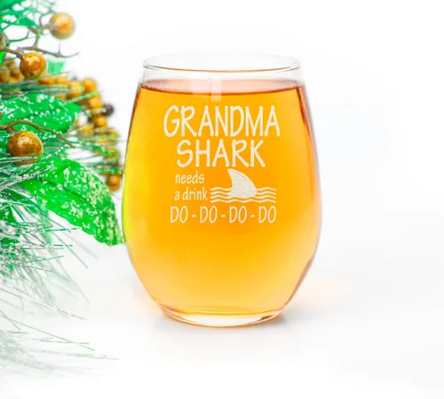 Miniatura 3 de Grandma Shark Needs a Drink, copa de vino sin tallo de 15 onzas, regalos para la nueva abuela, día de la madre, anuncio de embarazo, nueva abuela