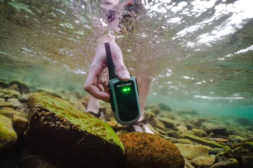 Miniatura 5 de Rocky Talkie Expedition Radio de 5 Vatios con Micrófono de Mano Impermeable - Radio GMRS con Impermeabilización IP67, Walkie Talkie de Largo