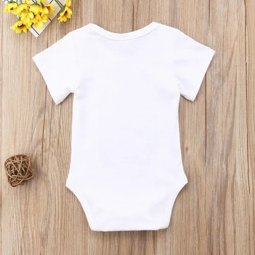 Miniatura 100 de Pañalero para bebé recién nacido, con frase en inglés “Got my mind on my momy”, color gris y blanco, talla 0-18M