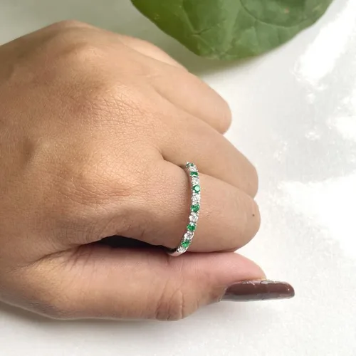 Miniatura 3 de Alianza de boda de media eternidad con esmeralda verde alternativa y diamante blanco para mujer, anillo de boda de esmeralda verde con acabado