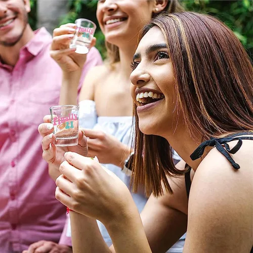 Miniatura 7 de JUSTOTRY Vaso de chupito de cumpleaños número 21 – Finalmente 21 regalos para ella, vaso de 1.75 onzas, las mejores decoraciones y regalos ideales