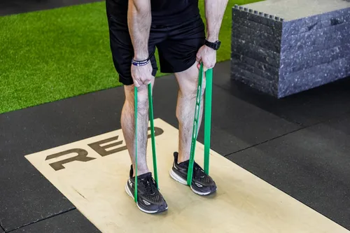 Miniatura 9 de REP Bandas de resistencia cortas de fitness para fuerza y acondicionamiento. Múltiples niveles de resistencia disponibles de 5 a 230 libras. Se