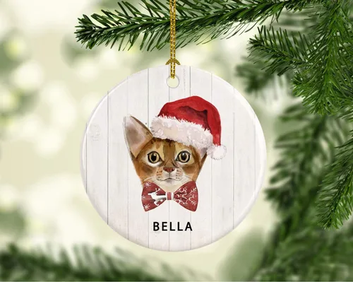 Miniatura 2 de Andaz Press Adorno redondo personalizado de cerámica para árbol de Navidad, abisinio, corona de acebo, sombrero de Papá Noel, con gráfico de gato