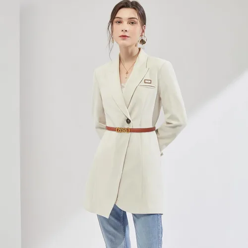 Miniatura 13 de Cinturón de cuero clásico con hebilla de metal para mujer con vestido de jeans