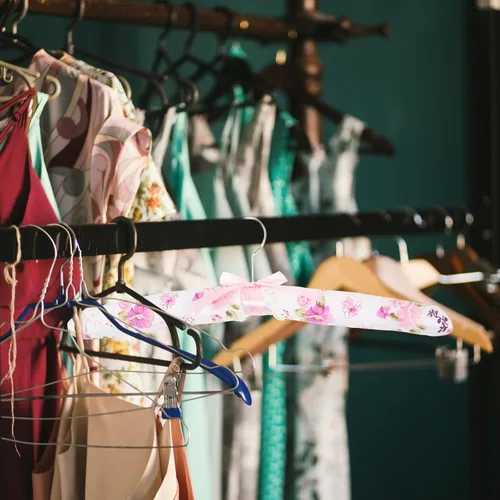 Miniatura 6 de VILLCASE 5 perchas acolchadas antideslizantes con funda de esponja suave para suéteres, vestidos y trajes, diseño sin rastros para la organización