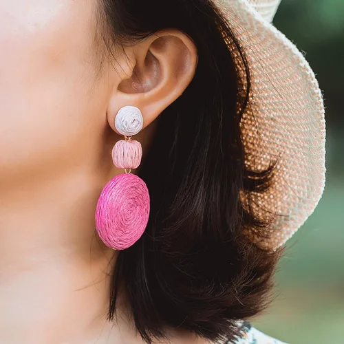 Miniatura 4 de Statement Raffia - Aretes redondos de bola colgantes de rafia, bonitos aretes bohemios hechos a mano para el verano para mujer