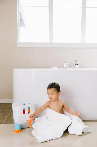 Miniatura 2 de Ubbi Set de regalo esencial para el tiempo del baño del bebé, recipiente de juguete de baño con drenaje de pie, apto para lavavajillas, blanco Set