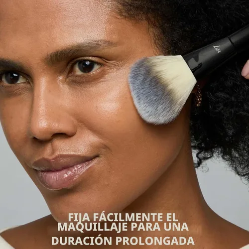 Miniatura 2 de No7 Lift & Luminate - Polvo de triple acción – Polvo de ajuste de maquillaje prensado ligero para cara – Polvo de ajuste compacto que reduce