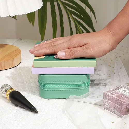 Miniatura 5 de GOTDYA Joyero de viaje pequeño, caja de joyería portátil de piel sintética para organizar y almacenar joyas, color verde oliva