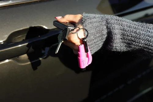Miniatura 11 de resqme Herramienta de escape de coche con llavero de emergencia original, cortador de cinturón de seguridad 2 en 1 y rompeventanas, fabricado