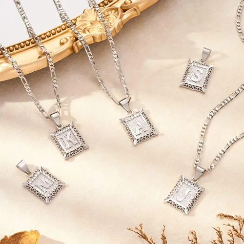 Miniatura 4 de KissYan Collar Figaro con dije y letra inicial para hombres y mujeres collar chapado en oro de 18 quilates con dije de monograma cuadrado letras