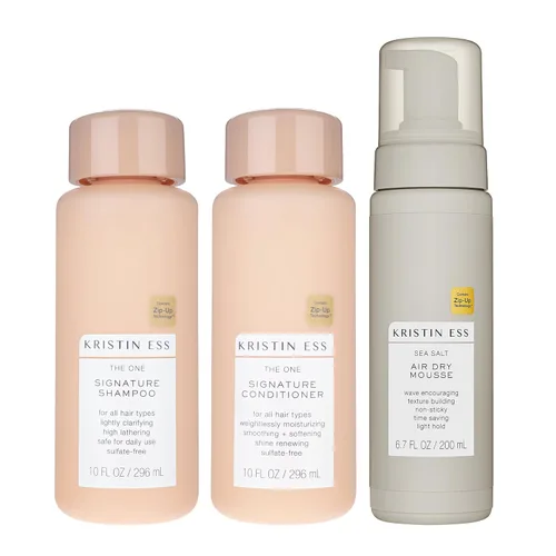 Kristin Ess Hair The One Signature Set – Champú sin sulfato ligeramente aclarante, acondicionador hidratante + textura de sal marina al aire seco