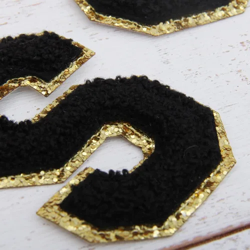 Miniatura 6 de Paquete de 3 parches de felpilla termoadhesivos con brillantina de las letras "S" de 2.0 in de alto, tela de felpilla negra con ribete dorado