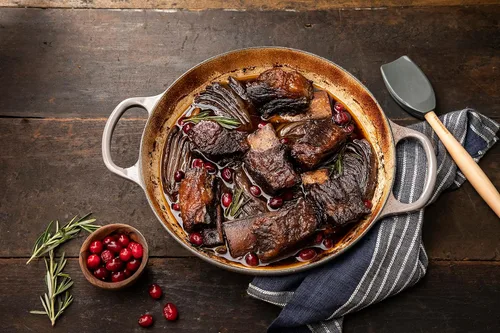 Miniatura 6 de Le Creuset Signature Cacerola de hierro fundido esmaltado, 5 cuartos de galón, color gris oscuro (Oyster)