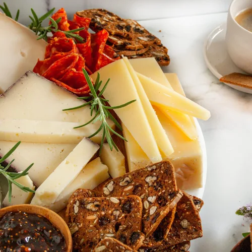 Miniatura 8 de igourmet Caja de regalo de muestra para amantes del queso, incluye manchego español, gorgonzola piccante italiano, cebolla de doble gloucester