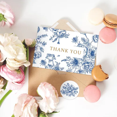 Miniatura 6 de AnyDesign Paquete de 36 tarjetas de agradecimiento florales azules y blancas con sobres de papel de estraza con calcomanías elegantes