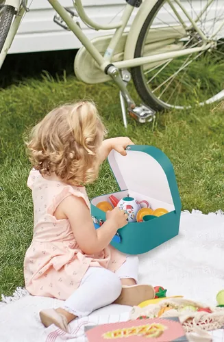 Miniatura 5 de Hape Juego de té para niñas y niños pequeños, juego de fiesta de té de lata de 18 piezas con funda de transporte de tucán, tetera de juguete