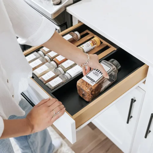 Miniatura 6 de KitchenEdge Organizador de cajones de especias con almacenamiento expandible. Capacidad para hasta 15 tarros de especias (no incluidos), patas