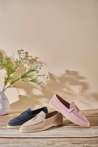 Miniatura 7 de Mocasines de piel de ante de diseño prémium con dijes de verano para mujer