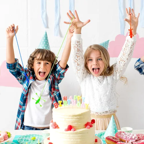 Miniatura 5 de STOBOK 24 juguetes de lagarto pegajosos – Figuras elásticas de Gecko y juguete adhesivo para niños, recuerdos de fiesta de arrastre de pared