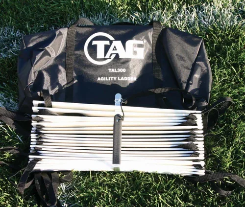 TAG Escalera de agilidad de fútbol – Incluye 2 secciones de escalera de 12 x 20 pulgadas de ancho – 20 ranuras por escalera – 24 pies de largo total