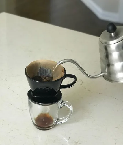 Miniatura 4 de Simply Charmed Cafetera de cerámica para verter sobre una sola taza con filtros Melitta (negro) 8-16 oz dependiendo de la cantidad de agua/suelo que
