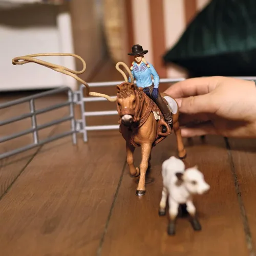 Miniatura 3 de Schleich Farm World, juguetes de rodeo para niños, juego de lazo con vaquero, vaca y juguete de caballo, set de 11 piezas, para niños de 3 años