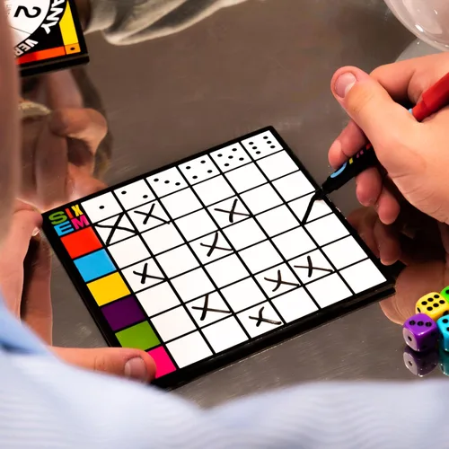 Miniatura 7 de Hootenanny Games Sixem Juego de dados Velocidad, estrategia y sabotaje para la noche de juegos Perfecto para juegos familiares 2-4 jugadores
