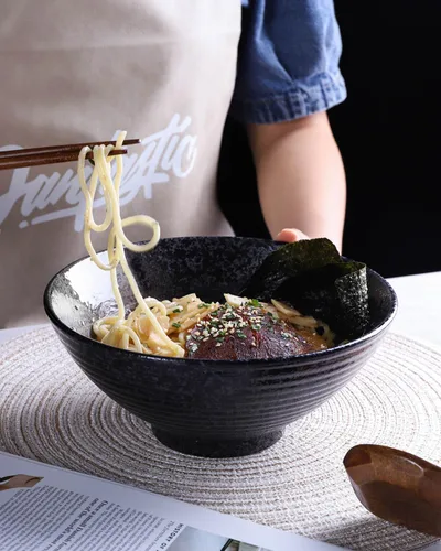 Miniatura 5 de Kanwone Juego de cuencos de cerámica japoneses para ramen, cuencos de sopa de fideos, 37 onzas, con cucharas y palillos a juego para fideos Negro