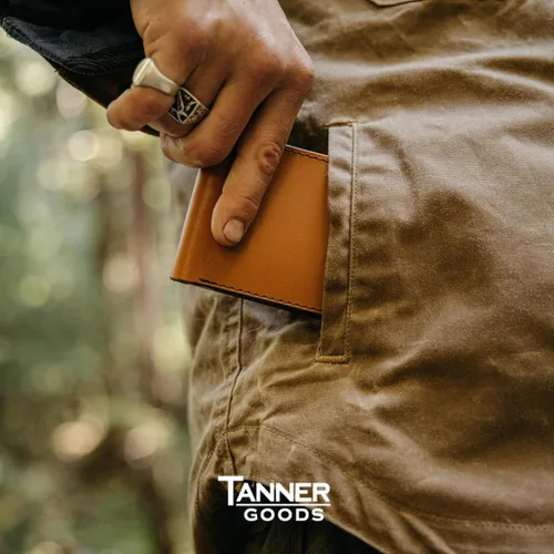 Miniatura 6 de TANNER GOODS Billetera de cuero para hombre, estilo tradicional, con 4 ranuras para tarjetas, sección de notas planas. Billetera de bolsillo