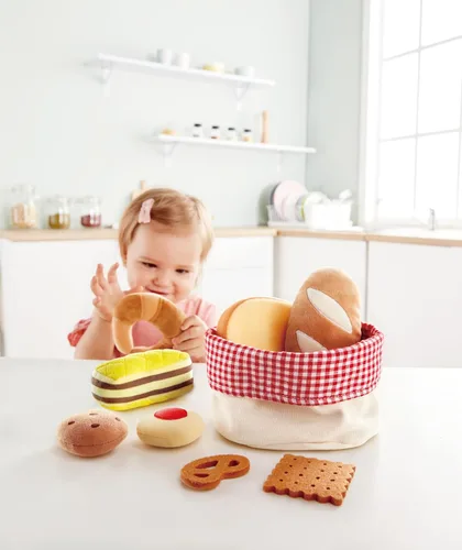 Miniatura 4 de Hape Cesta de pan para niños pequeños Juego de comida suave para niños, cesta de pan de juguete incluye tostadas, galletas de mermelada, pasteles