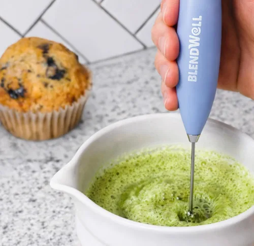 Miniatura 6 de BlendWell Espumador de leche eléctrico para matcha y café, mezclador de bebidas de mano con batería, con soporte, batidor de acero inoxidable, azul