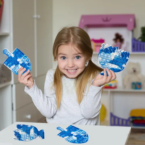 Miniatura 4 de The Dreidel Company Menorah & Dreidel Set Poppit, juguete para ansiedad pop de Dreidel Menorah Popper Set (azul y blanco, juego individual)