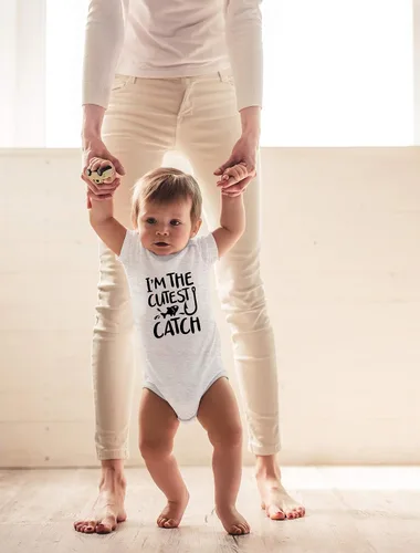 Miniatura 15 de CBTwear Traje de bebé con texto en inglés «I'm the Cutest Catch», adorable mameluco para niño y niña, divertido y lindo traje infantil