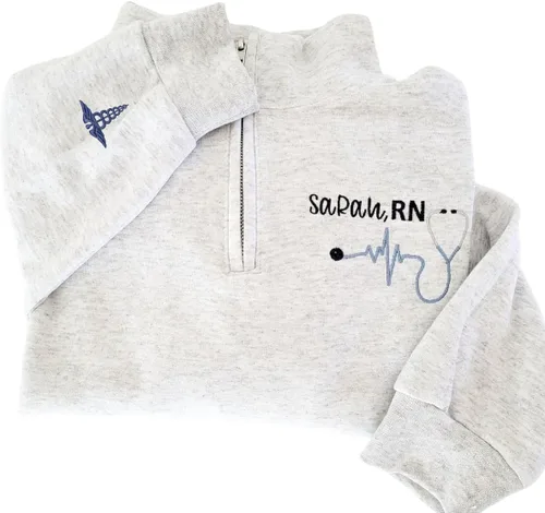 Miniatura 9 de COUPLEHOODIES - Sudadera de enfermería bordada con nombre, personalizada, con cremallera de un cuarto, regalo para asistente de enfermería