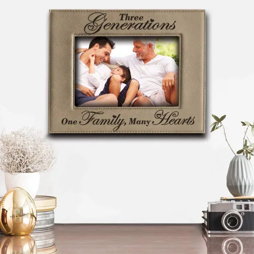 Miniatura 3 de BELLA BUSTA - Tres generaciones - Marco de fotos de cuero grabado con texto en inglés «One Family Many Hearts» para el Día de la Madre, Mamá y Papá