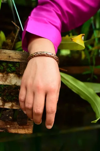 Miniatura 2 de Pulsera medicinal tibetana de cobre hecha a mano en Nepal